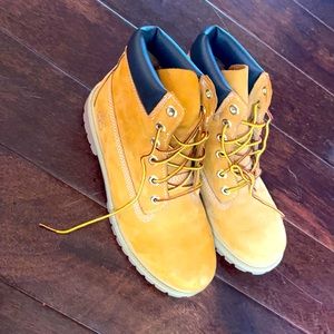 Men’s timberlands size 7. Leather boots. Yellow